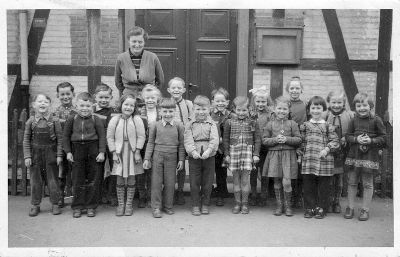 Schwarz-Weiß-Foto: Die Schule in dem Dorf Angerstein im Jahre 1956.