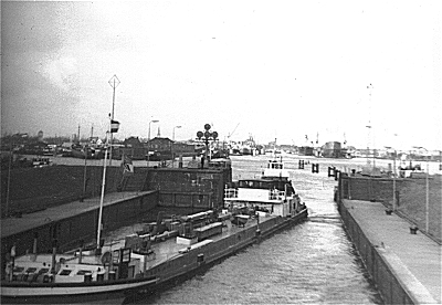 Photo von der Grossen Seeschleuse im Emder Hafen aus dem Jahr 1967