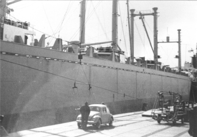 Photo von einem in Emden bei VW hergestellten VW-Käfer, der auf das Schiff JOHANN SCHULTE verladen und dann in die USA gebracht werden soll. 1967. Photo: Erwin Thomasius.