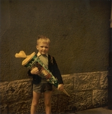 Farbphoto aus dem Jahr 1967 von einem Jungen am Tage seiner Einschulung in die Hohnsenschule mit Zuckertüte.