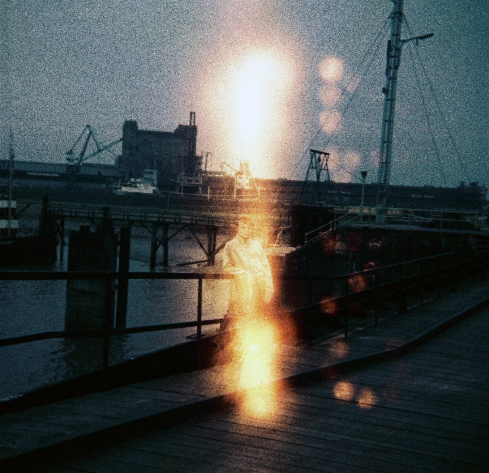 Farbfoto vom von der untergehenden Sonne ausgeleuchteten Erwin Thomasius im Emder Hafen im Jahre 1967. Fotograf: Rudolf Thomasius senior.