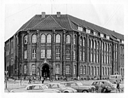 Schwarz-Weiß-Photo von der Bahnhofsschule in Hildesheim, damals einer Evangelsichen Volksschule, aus dem Jahr 1960.