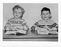 Zwei Schüler einer Ersten Schulklasse in der Bahnhofsschule in Hildesheim im Jahr 1960.