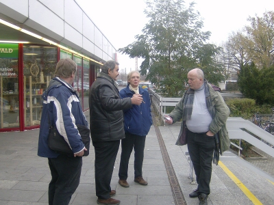 Farbfoto: Vor dem Bahnhof in Cottbus im November 2011. Fotograf: R.I.