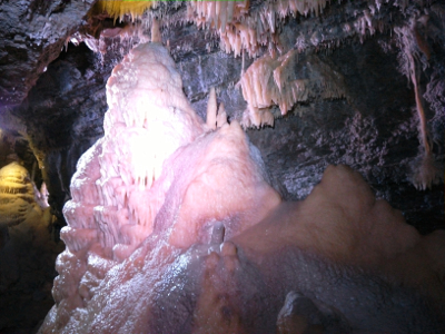 Farbfoto: Die Eberstadter Tropfsteinhöhle im Odenwald im August des Jahres 2015.