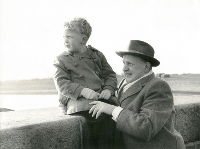 Schwarz-Weiß-Foto: Vater und Sohn auf der Mole in Emden im Jahre 1960. Fotografin: I.O.