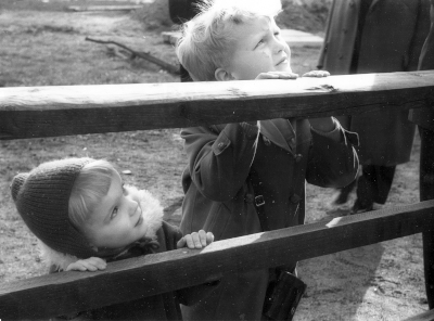 Schwarz-Weiß-Foto: Ein Bruder und seine kleine Schwester in Emden im Jahre 1960. Fotografin: Ingrid Oostinga
