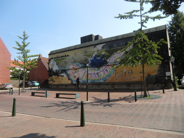 Farbfoto: Das Gemaelde Kampf ums Wasser an dem Bunker in der Kirchstraße in Emden im Juli des Jahres 2014. Fotografin: I.O.