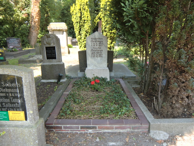 Farbfoto: Das Grab von Hinderikus und Trientje Oostinga auf dem Friedhof an der Großen Kirche in Emden. Fotografin: Ingrid Oostinga.