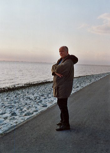 Erwin Thomasius an der Knock im Jahr 2008. Links im Bild die Mündung der Ems. Photographin: I. O.