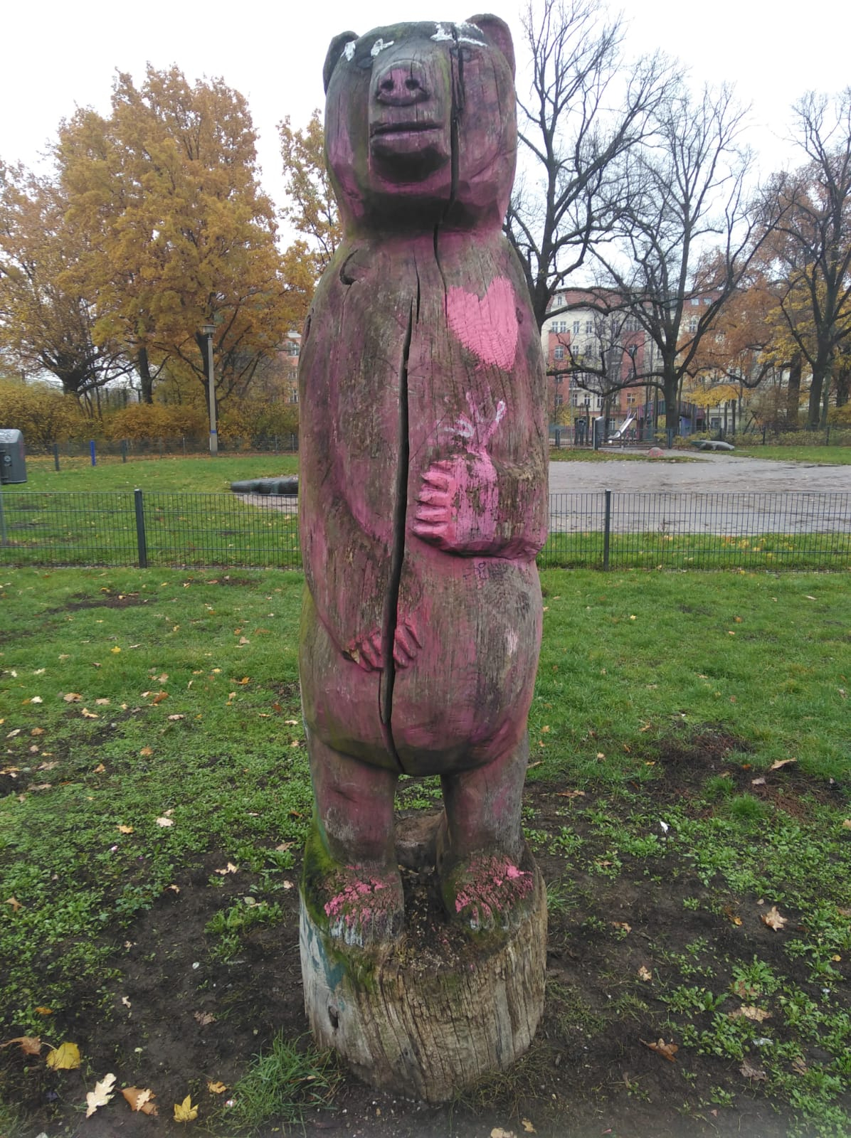 Farbfoto von dem Baeren auf dem Forckenbergplatz in Friedrichshain in Berlin.