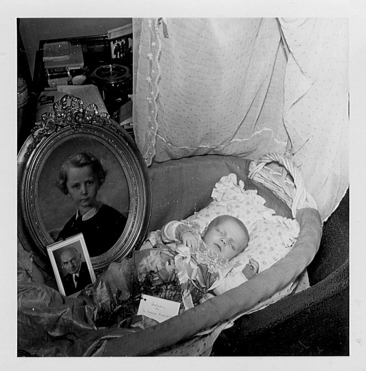 Schwarz-Weiß-Foto: Erwin Thomasius am Tage seiner Taufe in Göttingen im Jahr 1954.