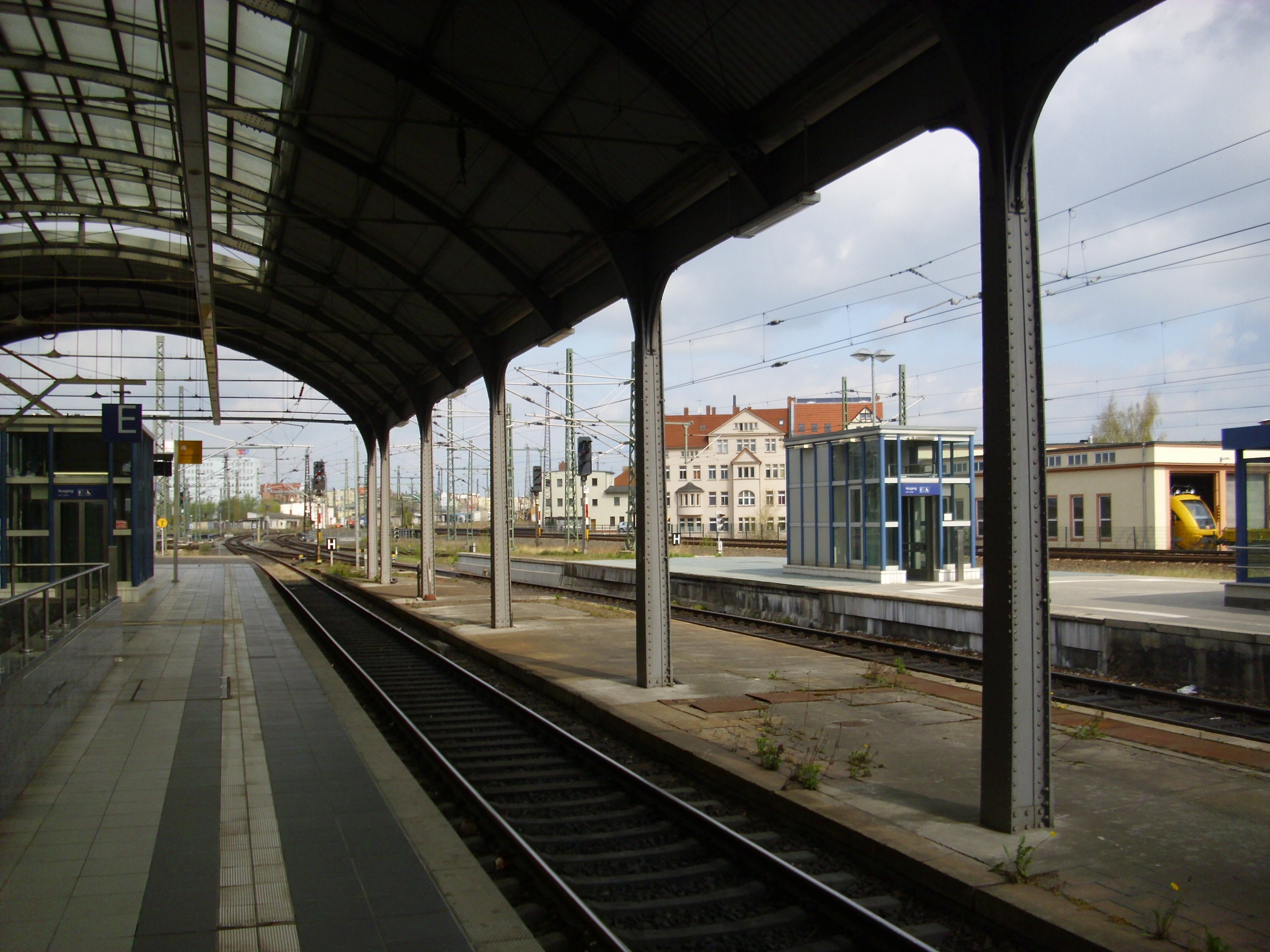 Farbfoto: Im Hauptbahnhof Halle in Halle am Sonntag, dem 22. April im Jahre 2012. Fotograf: Bernd Paepcke.