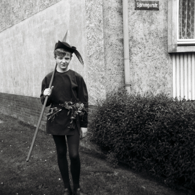 Erwin Thomasius in seinem Kostüm für den Schützenfest-Umzug in Hildesheim im Jahre 1967.