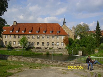Farbfoto: Die Innerste in Hildesheim im Jahre 2010. Am gegenüberliegenden Ufer links der Magdalenenhof und rechts dahinter die St. Magdalenen Kirche. Fotograf: Kim Hartley.