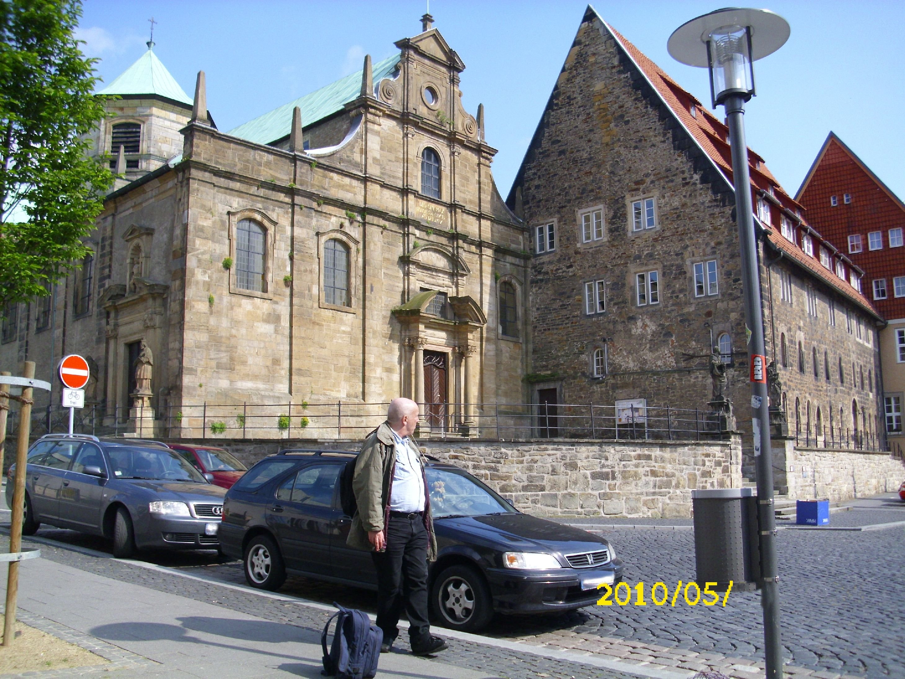Farbfoto: Die Kreuzkirche (links im Foto) und die Choralei (rechts im Foto) im Mai des Jahres 2010. Fotograf: Kim Hartley.