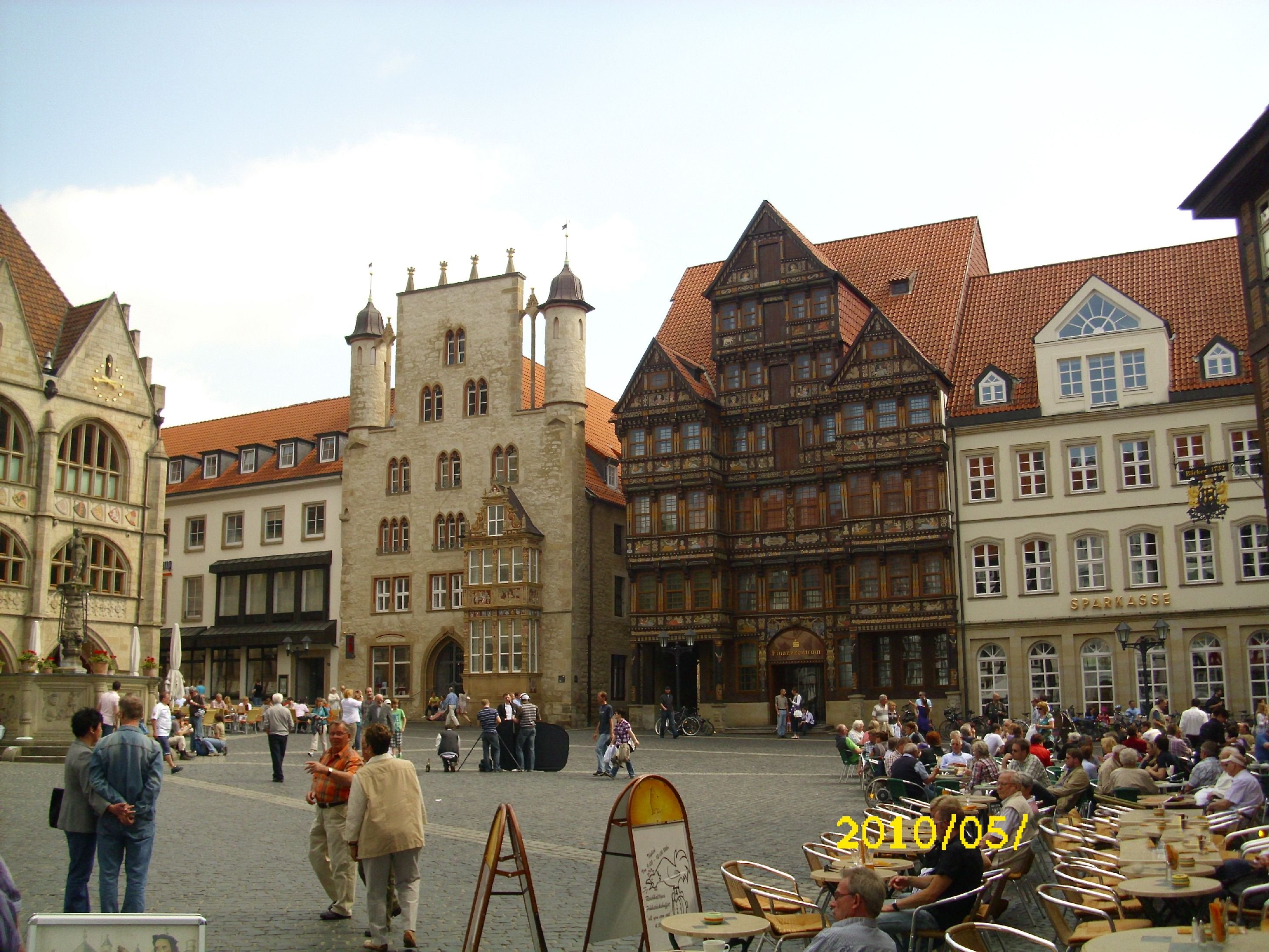 Farbfoto: Der Historische Marktplatz in Hildesheim im Mai 2010. Links das Hildesheimer Rathaus. Davor der Rolandbrunnen. Fotograf: Kim Hartley.