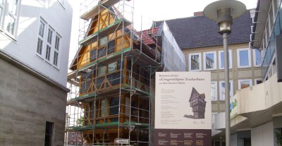 Farbfoto: Der Nachbau des Fachwerkhauses Umgestülpter Zuckerhut in Hildesheim im Jahre 2010. Fotograf: Kim Hartley.