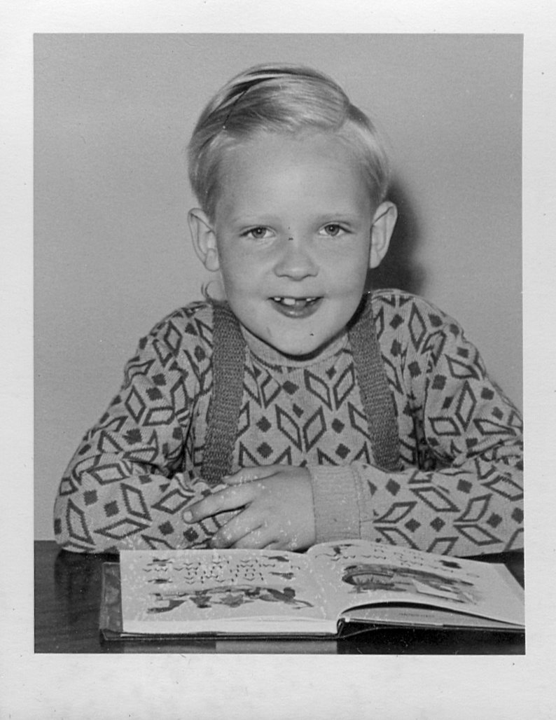 Martin Sauerborn in der seinem ersten Schuljahr in der Hohnsenschule in Hildesheim vor seinem Lesebuch im Jahr 1960.