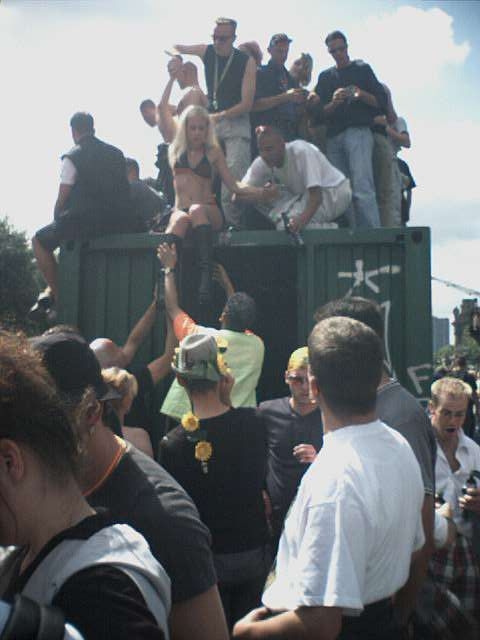 Photo von der Love Parade im Tiergarten in Berlin am 21.07.2001