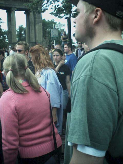 Photo vor dem Brandenburger Tor während der Love Parade in Berlin am 21.07.2001