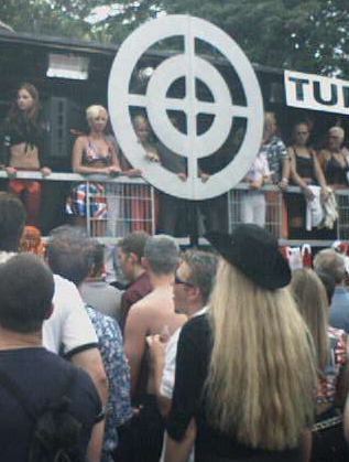 Der TUNNEL Wagen auf der Love Parade in Berlin im Tiergarten am 21.07.2001