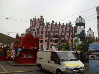 Farbfoto: Blick auf das Hundertwasserhaus in Magdeburg am Pfingstsonntag des Jahres 2010. Fotograf: Kim Hartley.