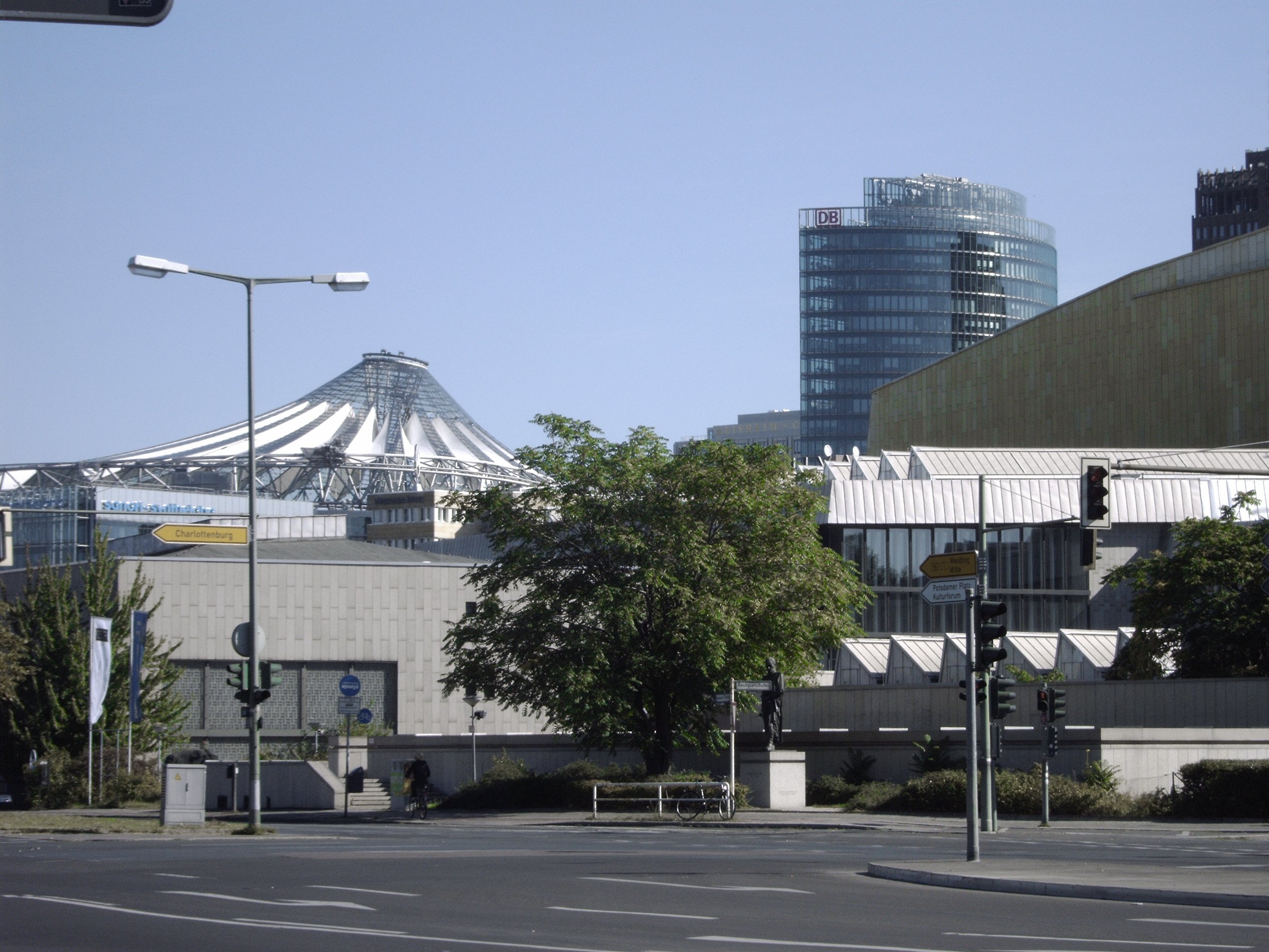 Blick Richtung Potsdamer Platz. Auf dem Weg zu der Schlange vor der Kunstausstellung MoMA in Berlin im September 2004. Photo: Kim Hartley.