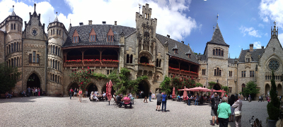 Farbfoto: Der Schlosshof in der Marienburg auf dem Marienberg bei Nordstemmen im Jahre 2014. Fotograf: Kim Hartley.