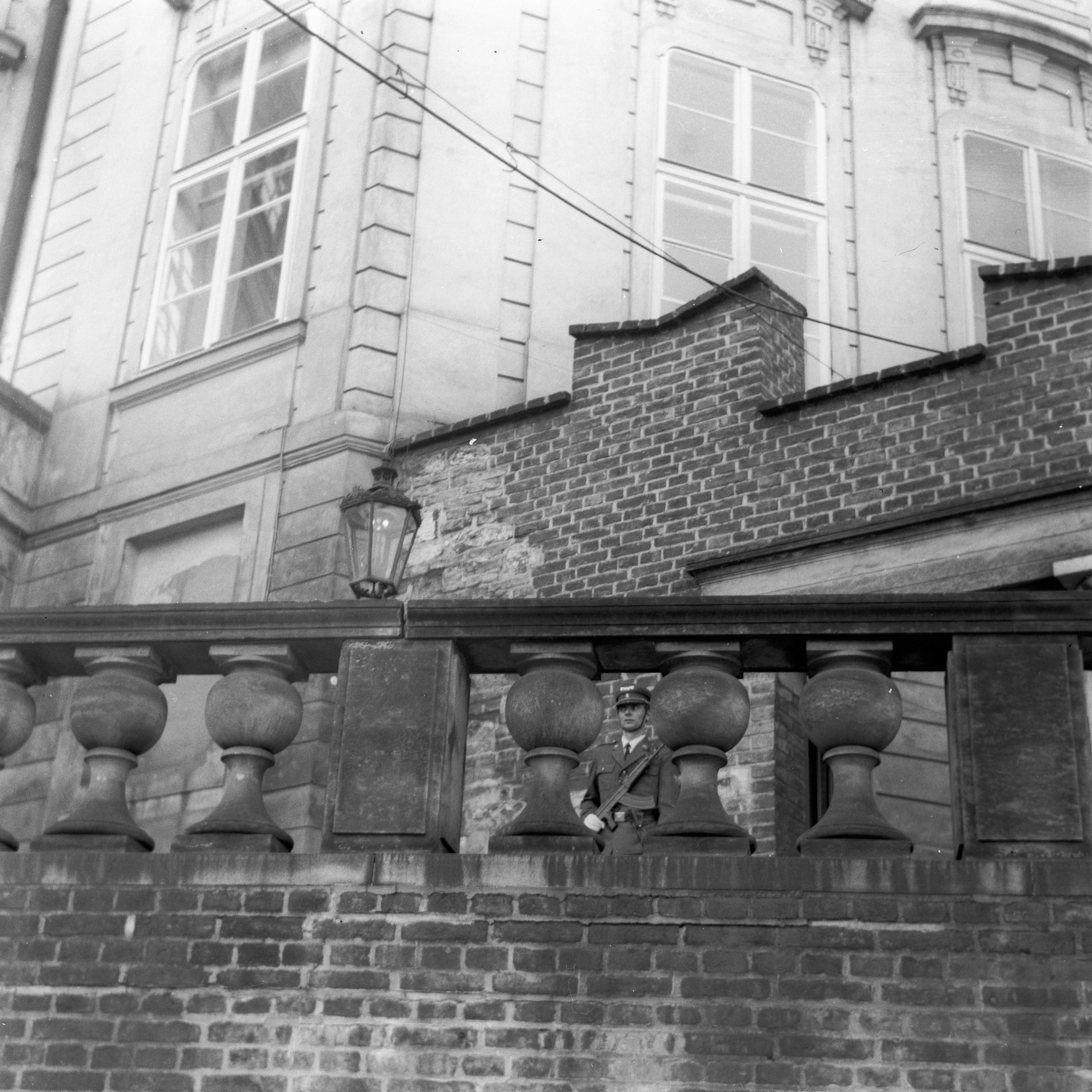 Schwarz-Weiß-Foto: Ein Soldat bewacht ein Gebäude in Prag im Jahre 1973.