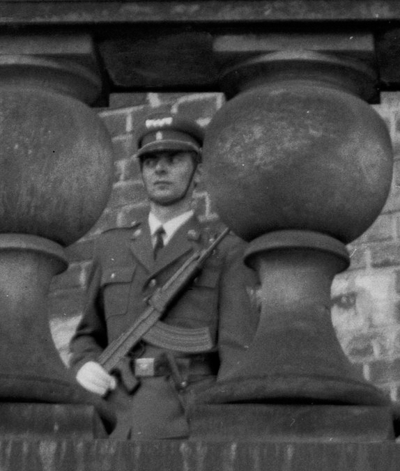 Schwarz-Weiß-Foto: Ein Soldat bewacht ein Gebäude in Prag im Jahre 1973.