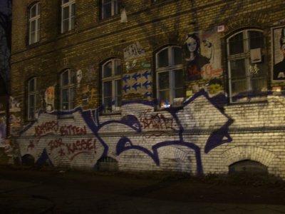 Farbphoto von der Fassade des RAW von der Revaler Straße aus im Novermber 2007 bei Nacht. Photograph: Kim Hartley.