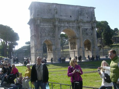 Farbfoto: Vor dem Konstantinbogen in Rom im Jahre 2010.