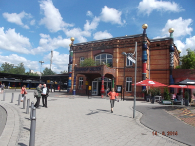 Farbfoto: Der Hundertwasserbahnhof in Uelzen im Juni des Jahres 2014. Fotograf: Ralph Ivert.
