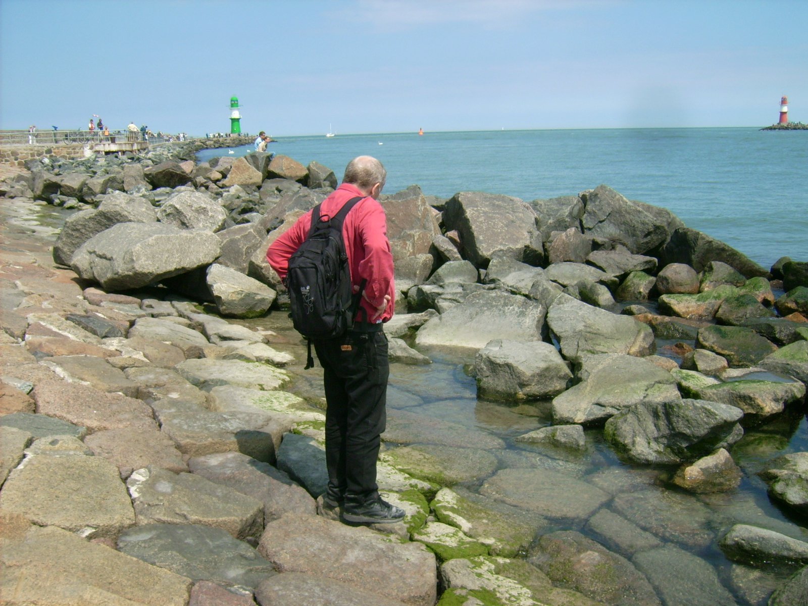 Farbfoto: Erwin Thomasius auf der Westmole in Warnemünde im Juni 2009. Fotograf: Bernd Paepcke.