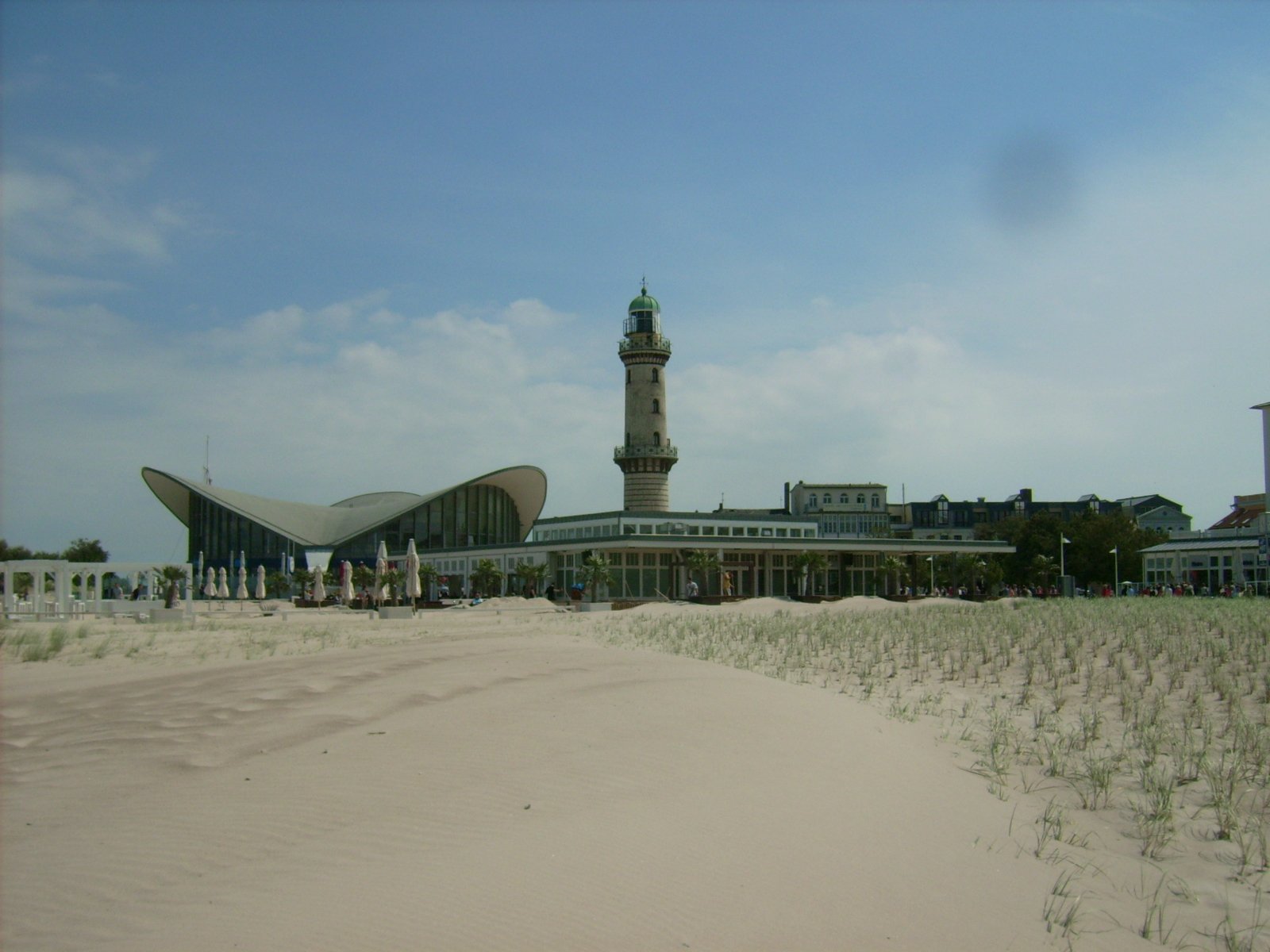 Farbphoto: Blick auf den Leuchtturm in Warnemünde. Im Juni 2009. Photograph: Bernd Paepcke.